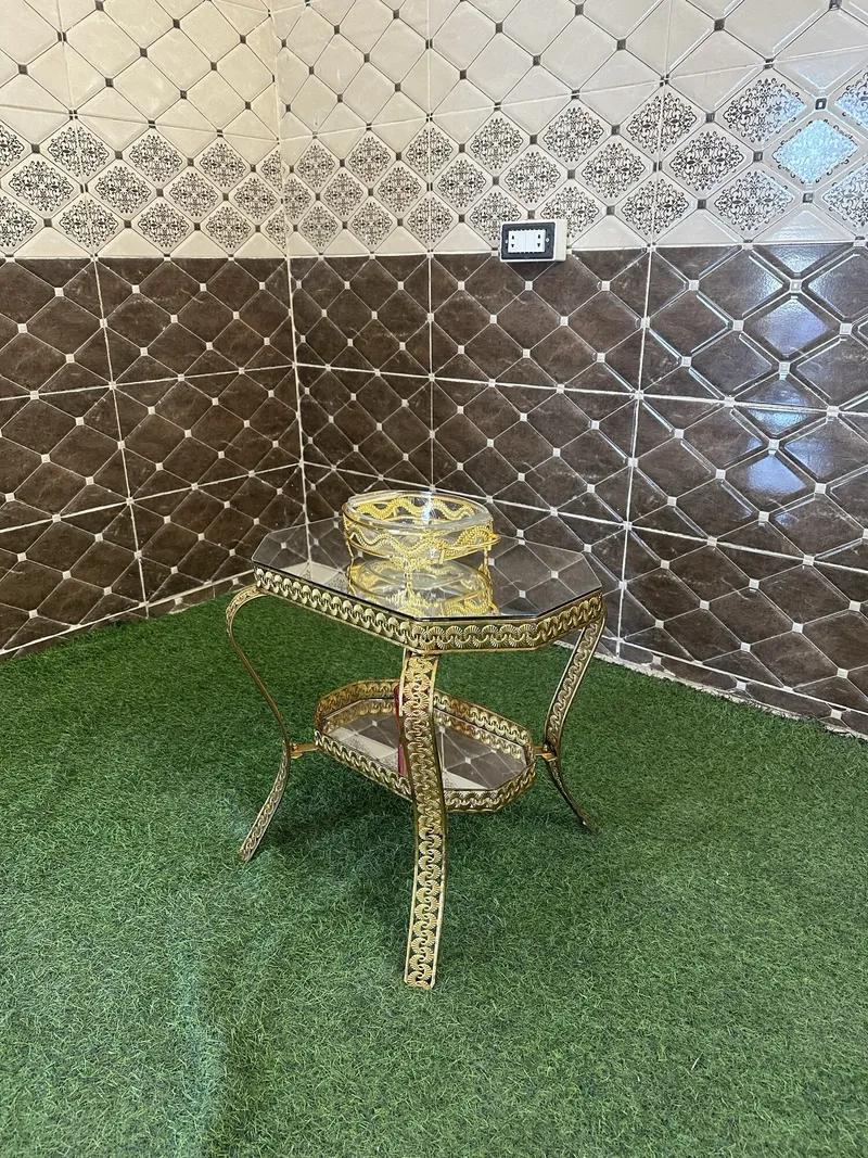 طاولة سداسية — نحاس مشغول