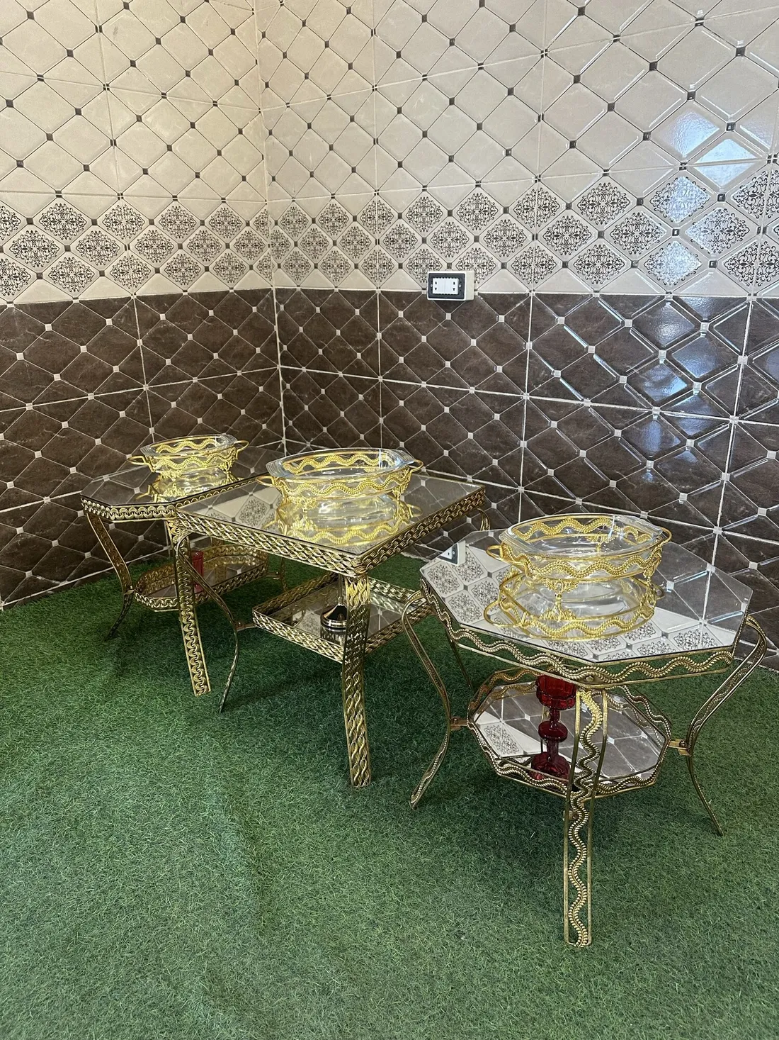 طقم طاولات ضيافة — نحاس مشغول