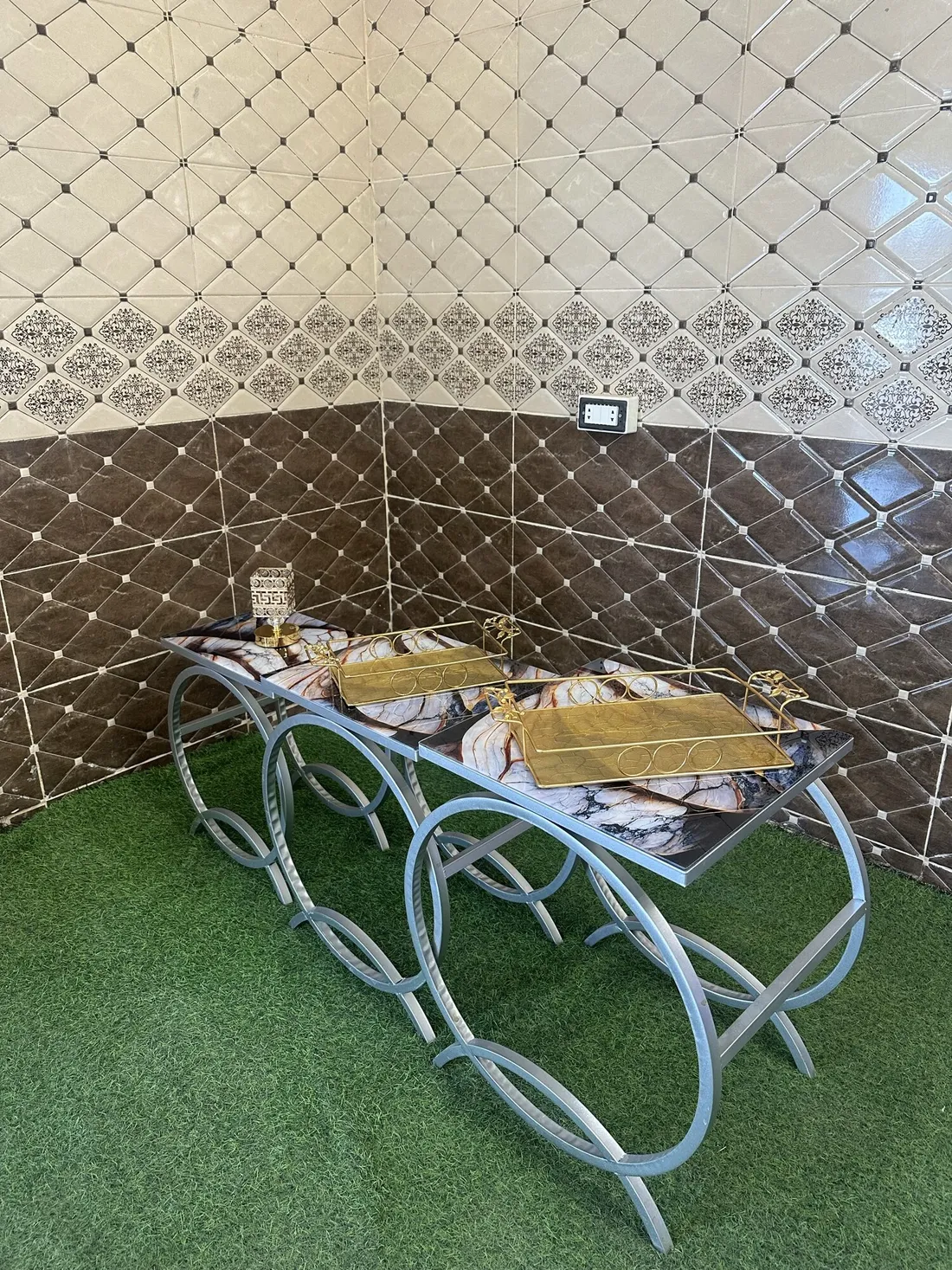 كونسول — رخام وإطار فضّي
